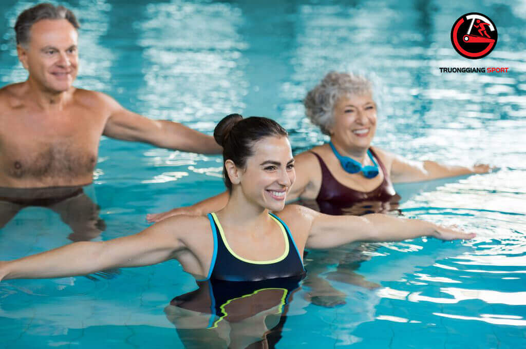 Bơi lội có phải môn thể thao vận động toàn thân tốt nhất cho người cao tuổi không?
